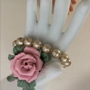 EUC Nude/champagne pearl string bracelet
